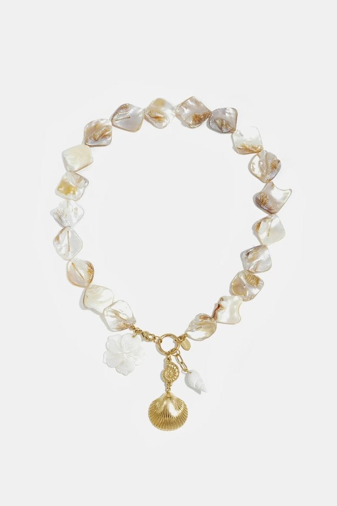 Ketting met schelpen, zee charms en goude schelp charm, Bijoux, Sacs & Beauté, Enlèvement ou Envoi, Neuf, Bleu, Avec pendentif
