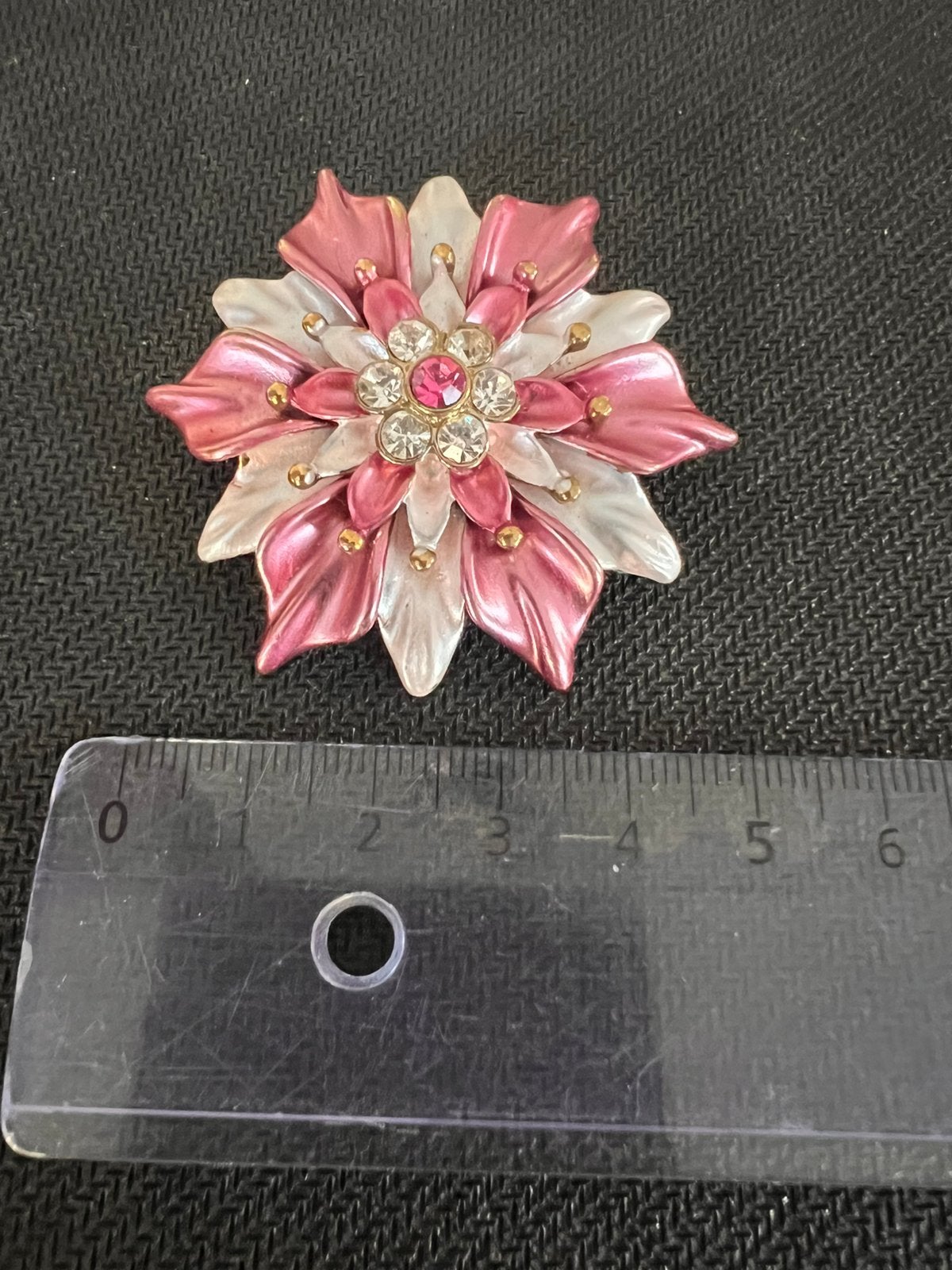 Broche Bloem met blaadjes, Handtassen en Accessoires, Ophalen of Verzenden, Zo goed als nieuw, Roze