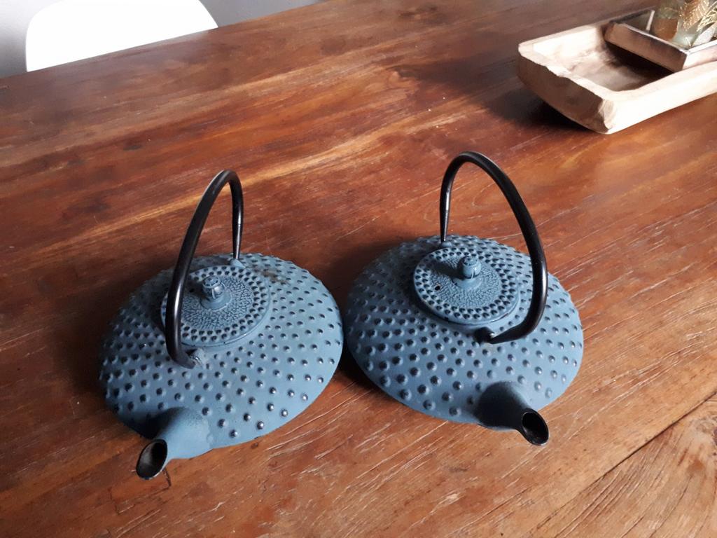 2 gietijzeren theepotten voor 20 euro, Ophalen