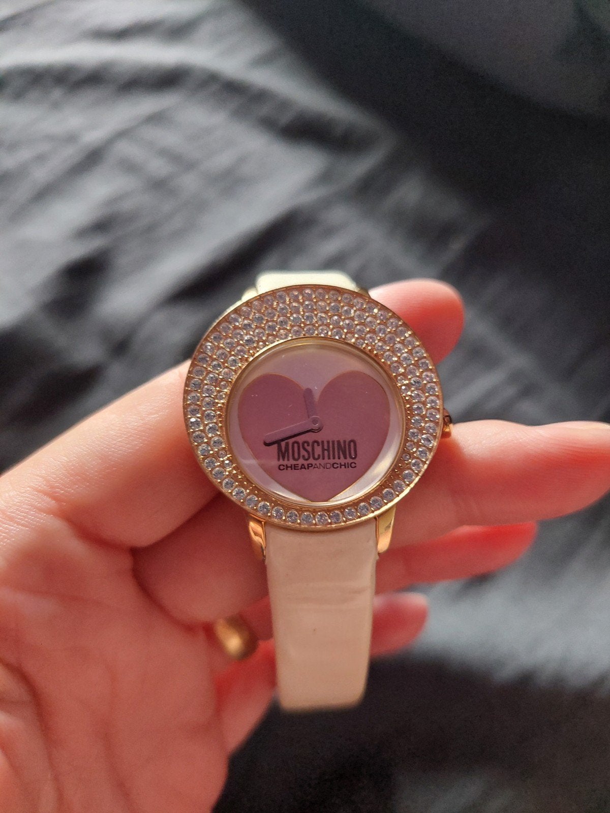Moschino horloge hart, Bijoux, Sacs & Beauté, Montres | Enfants, Enlèvement ou Envoi