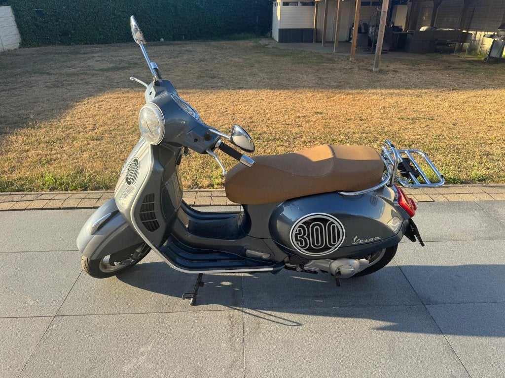 Vespa GTS 300 (2019), Fietsen en Brommers, Scooters | Vespa, Ophalen, Gebruikt, Overige modellen, Benzine