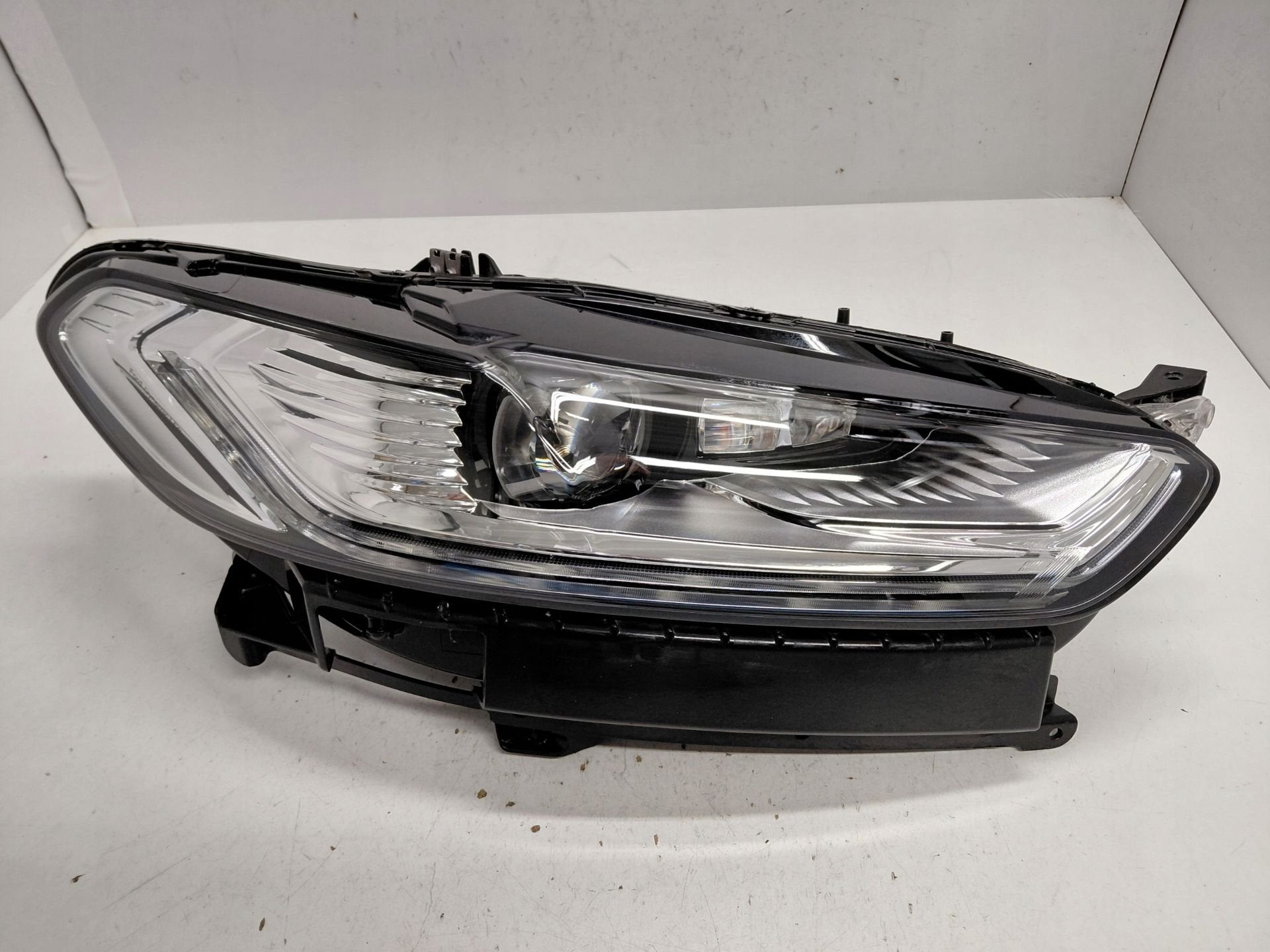 Phare Ford Mondeo ES73-13D154-Ah, Info@ford.com, Ford Motor Company, American Road 1
48126  Dearborn, Ford