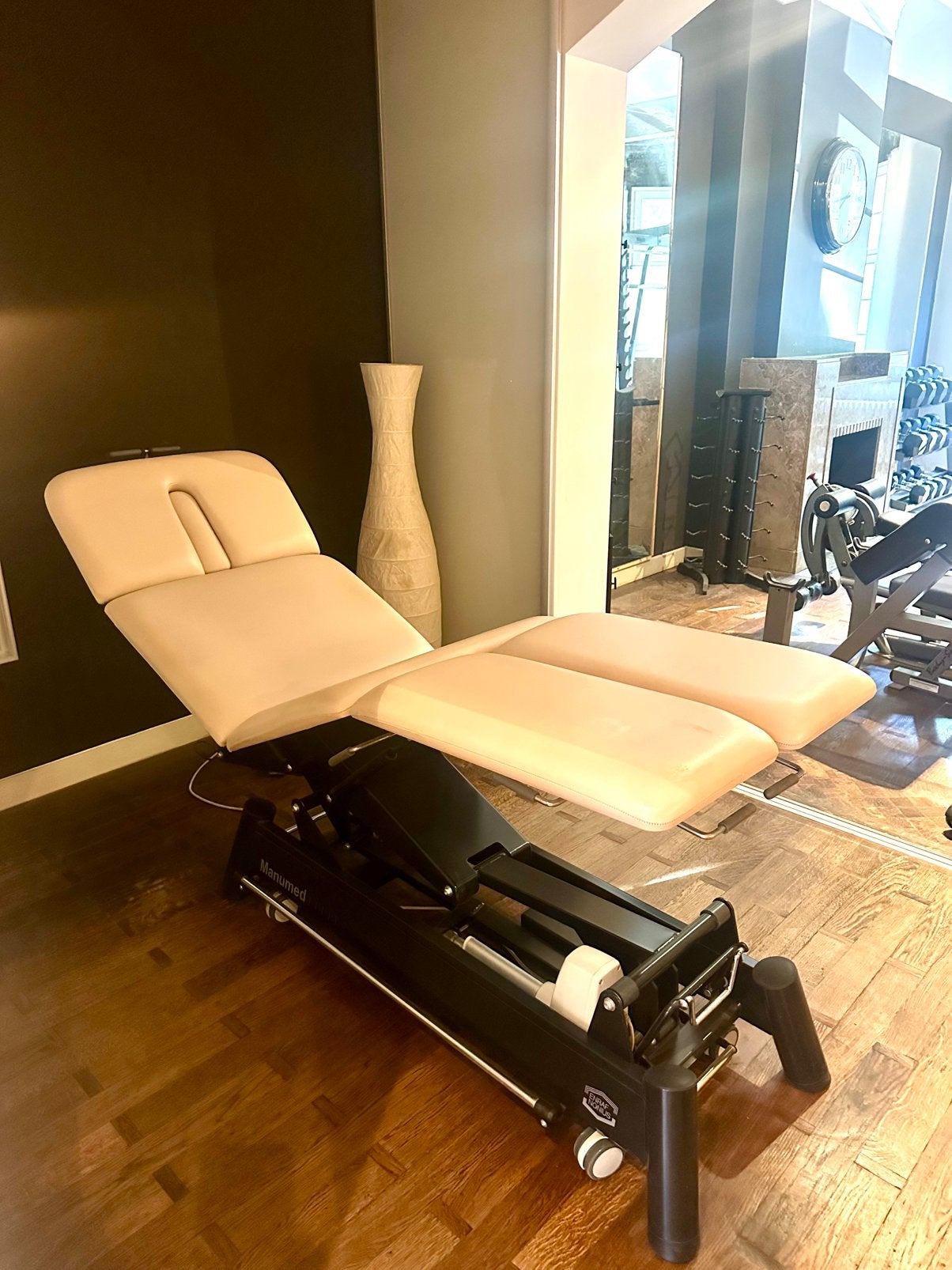 Manumed Enraf Nonius massagetafel in speciale editie, Sport en Fitness, Massageproducten, Ophalen, Zo goed als nieuw, Massagetafel