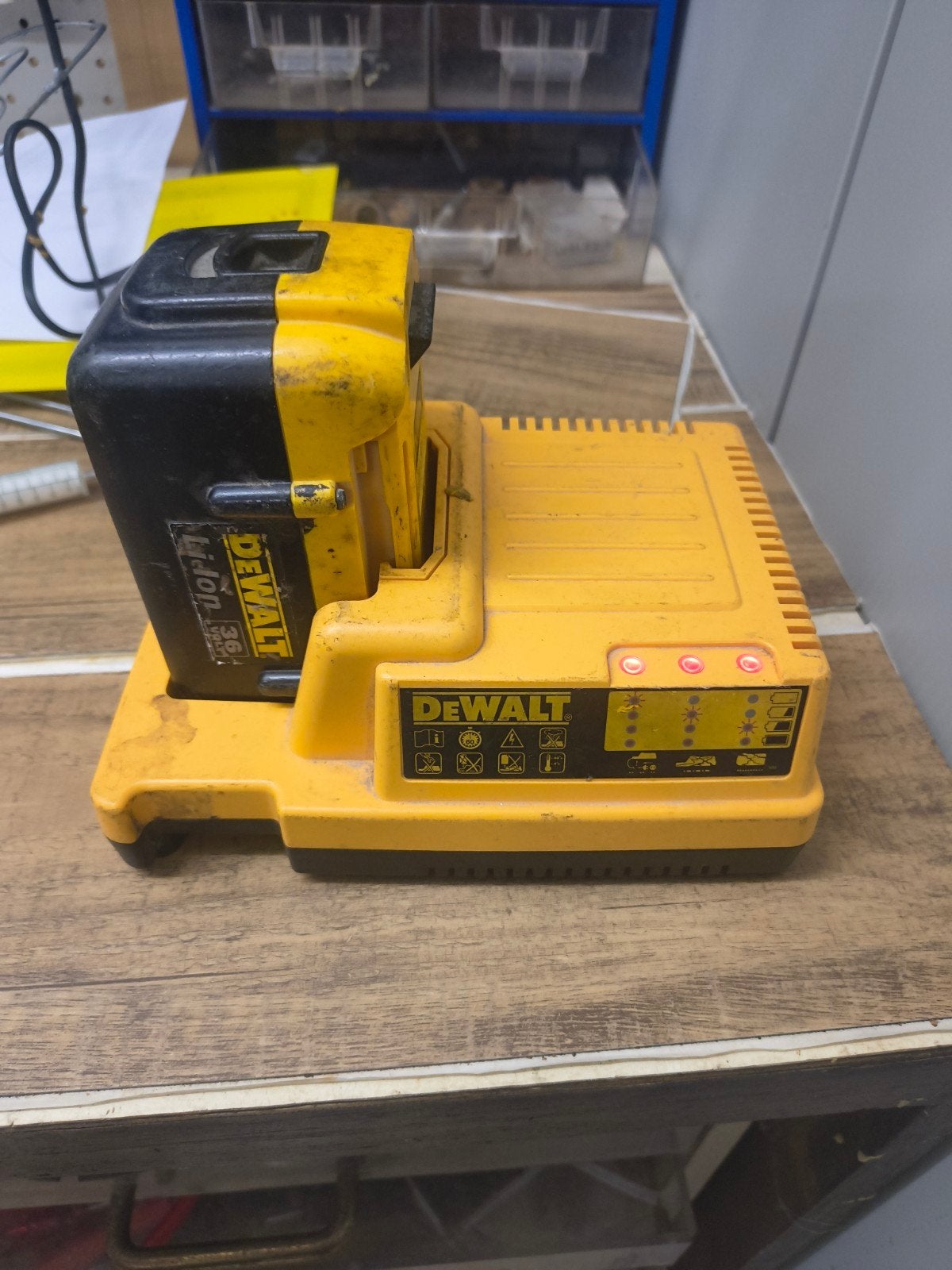 dewalt 36v batterij en lader, Doe-het-zelf en Bouw, Ophalen, Gebruikt
