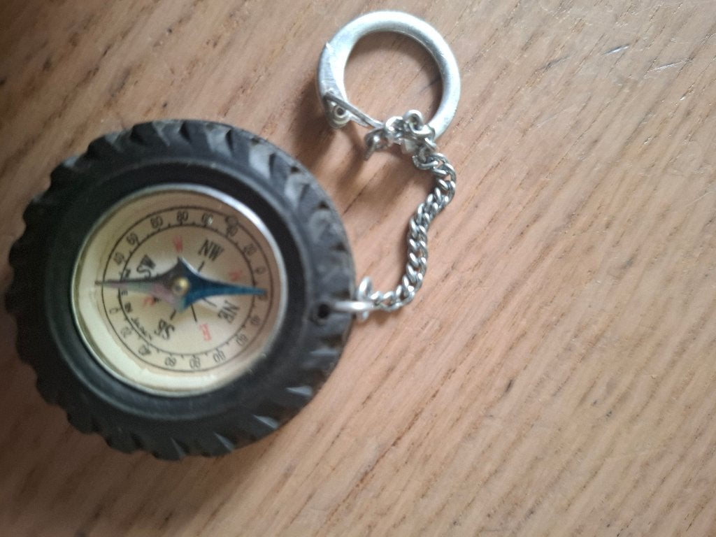 ancien Porte clés boussole dans pneu, Enlèvement ou Envoi, Utilisé