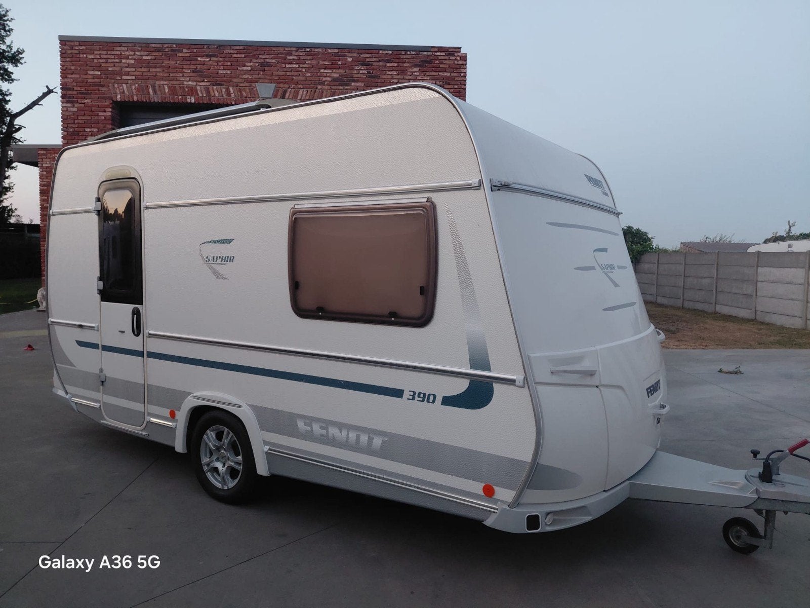 Caravan Fendt Saphir voor 4 personen- Bouwjaar 2010, Caravans en Kamperen, Caravans, Bedrijf, Fendt, Frans bed, Douche, Ophalen