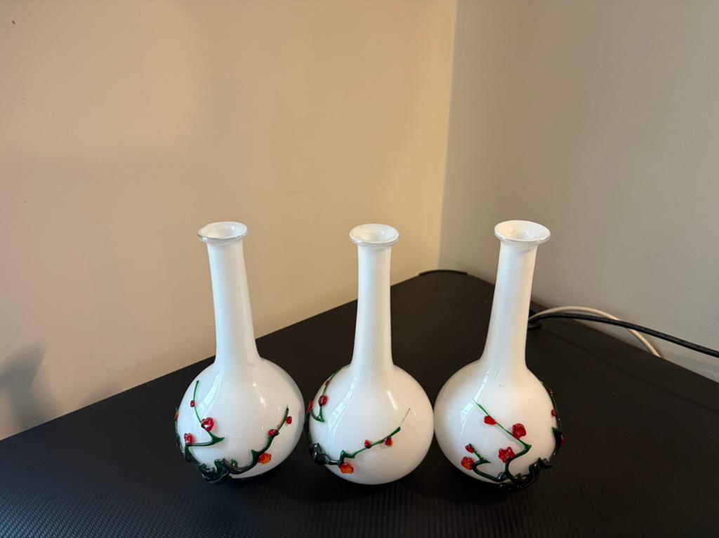 Vintage witte glazen vaas met rode bloemen – handgemaakt, Wit, Ophalen of Verzenden, Minder dan 50 cm, Glas