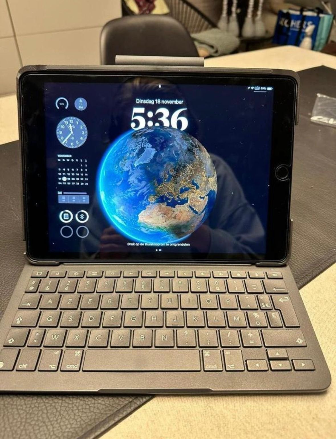 Ipad gen 9 + logitech toetsenbord, Computers en Software, Apple iPad, Zo goed als nieuw, Grijs, Wi-Fi