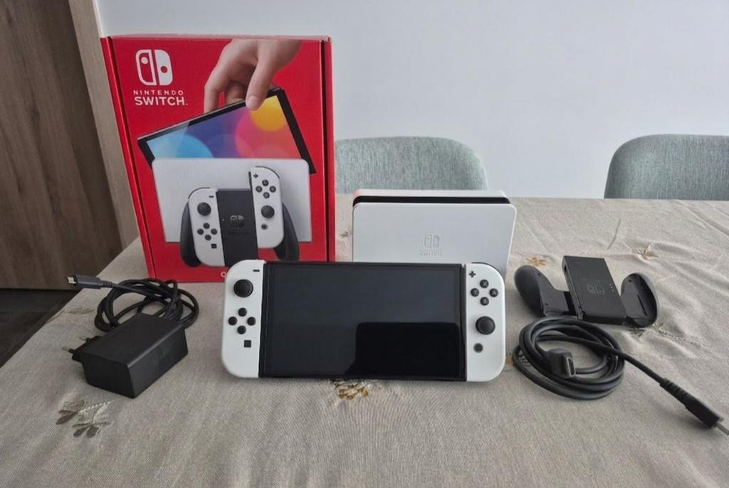 Nintendo Switch OLED in uitstekende staat, Games en Spelcomputers, Zo goed als nieuw, Met 2 controllers, Switch OLED