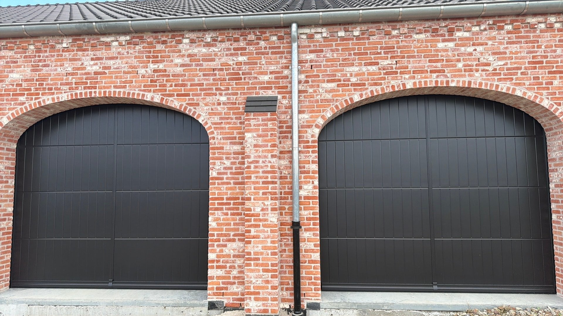 Twee houten boogmallen voor garagepoorten, Ophalen