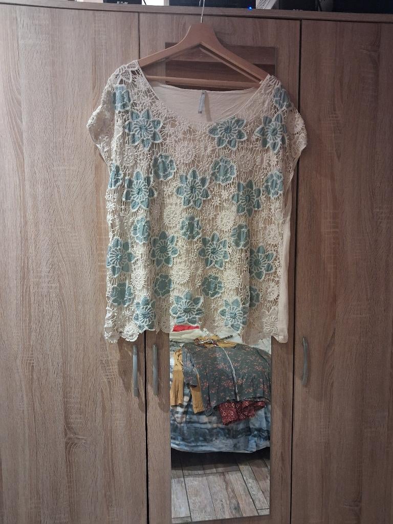 Top bohème en dentelle et crochet fleurs bleu ciel - T52, Manches courtes, Blanche Porte, Taille 46/48 (XL) ou plus grande, Autres couleurs