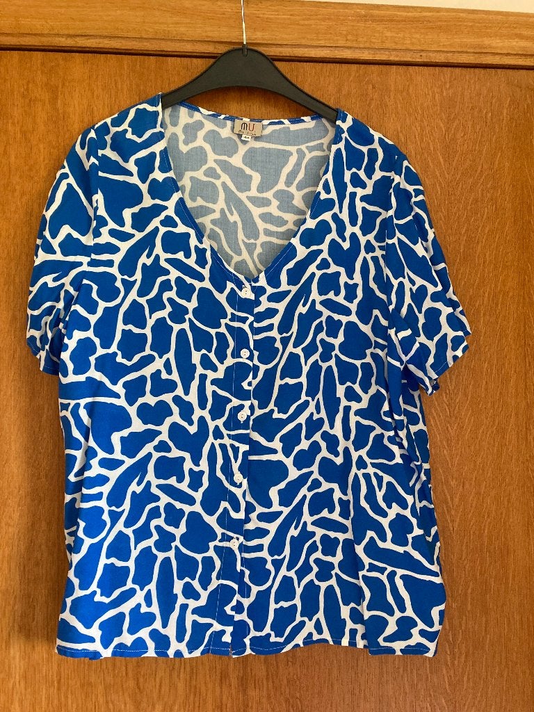Blauw met witte zomerbloes met korte mouw, Mi Vida, 44, Kleding | Dames, Blouses en Tunieken, Blauw, Mi Vida, Maat 42/44 (L), Ophalen of Verzenden