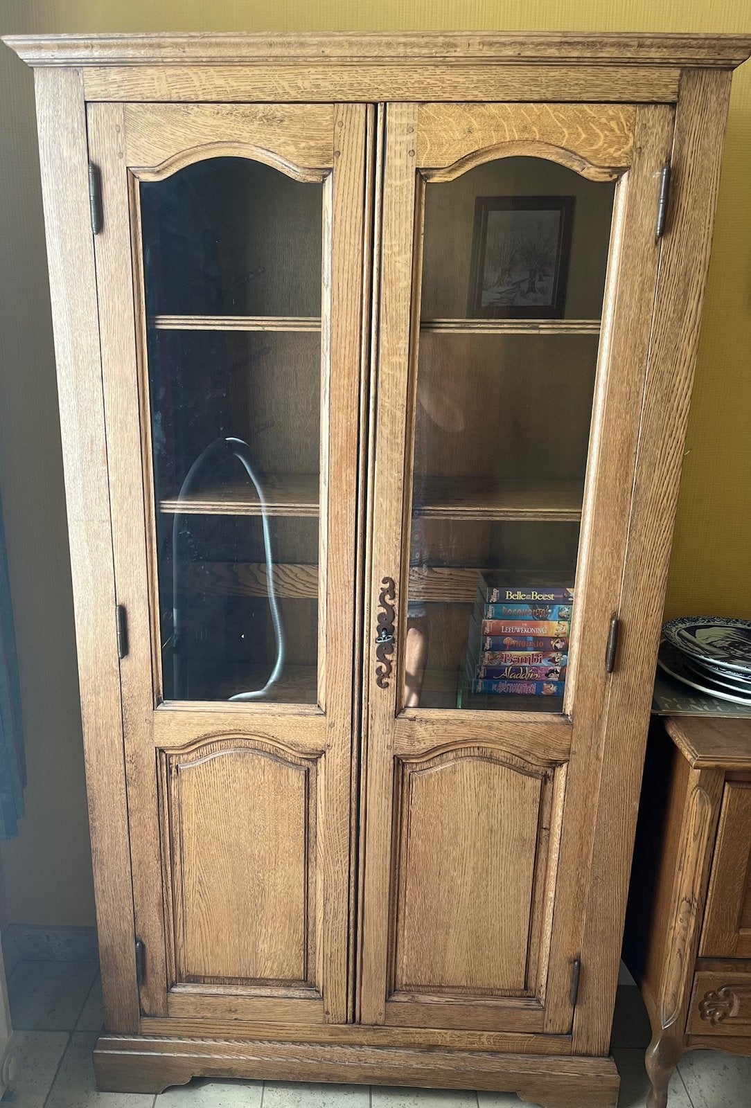 Vitrine kast met legplanken, Ophalen