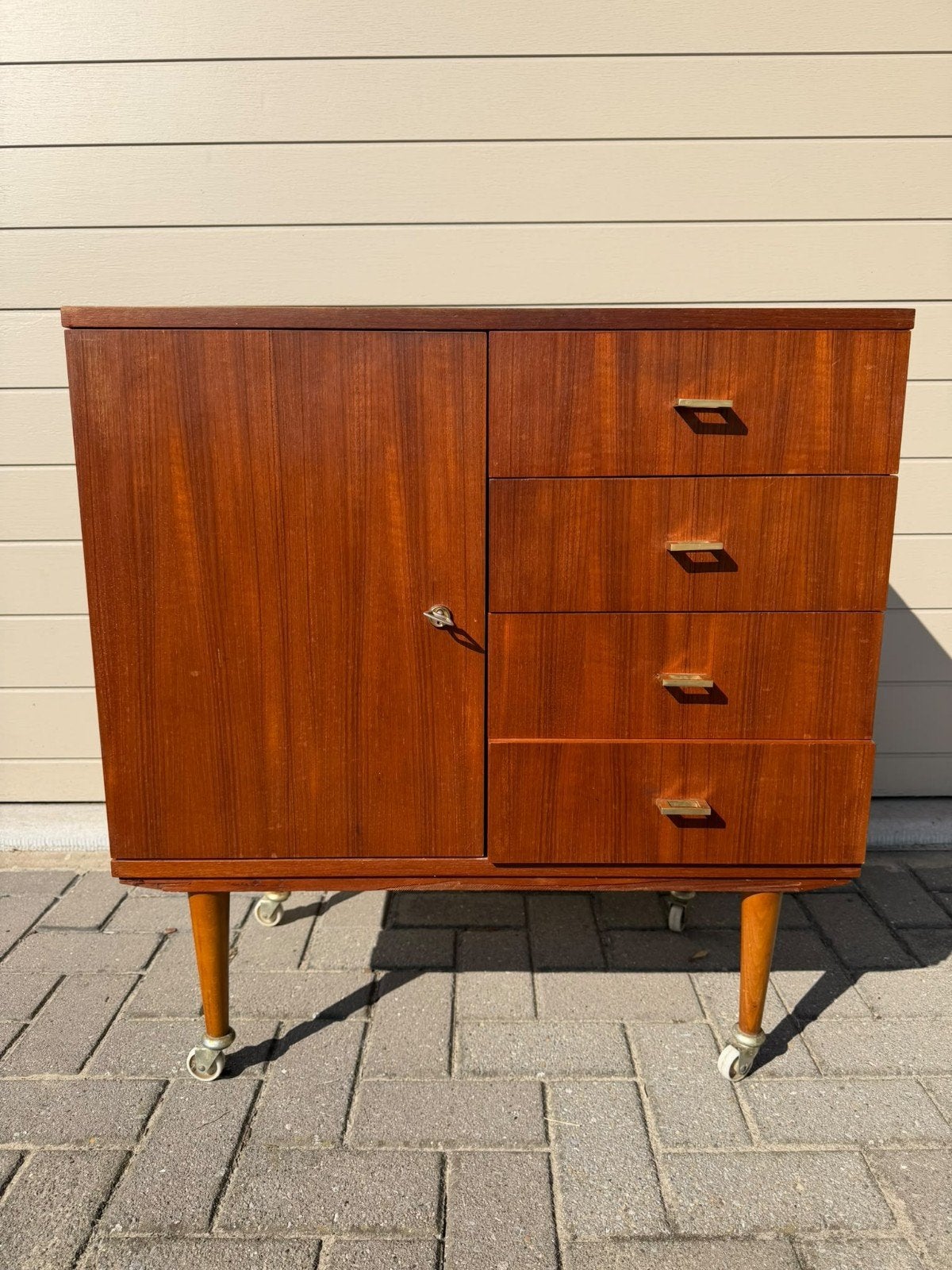 Buffet vintage du milieu du siècle, Enlèvement