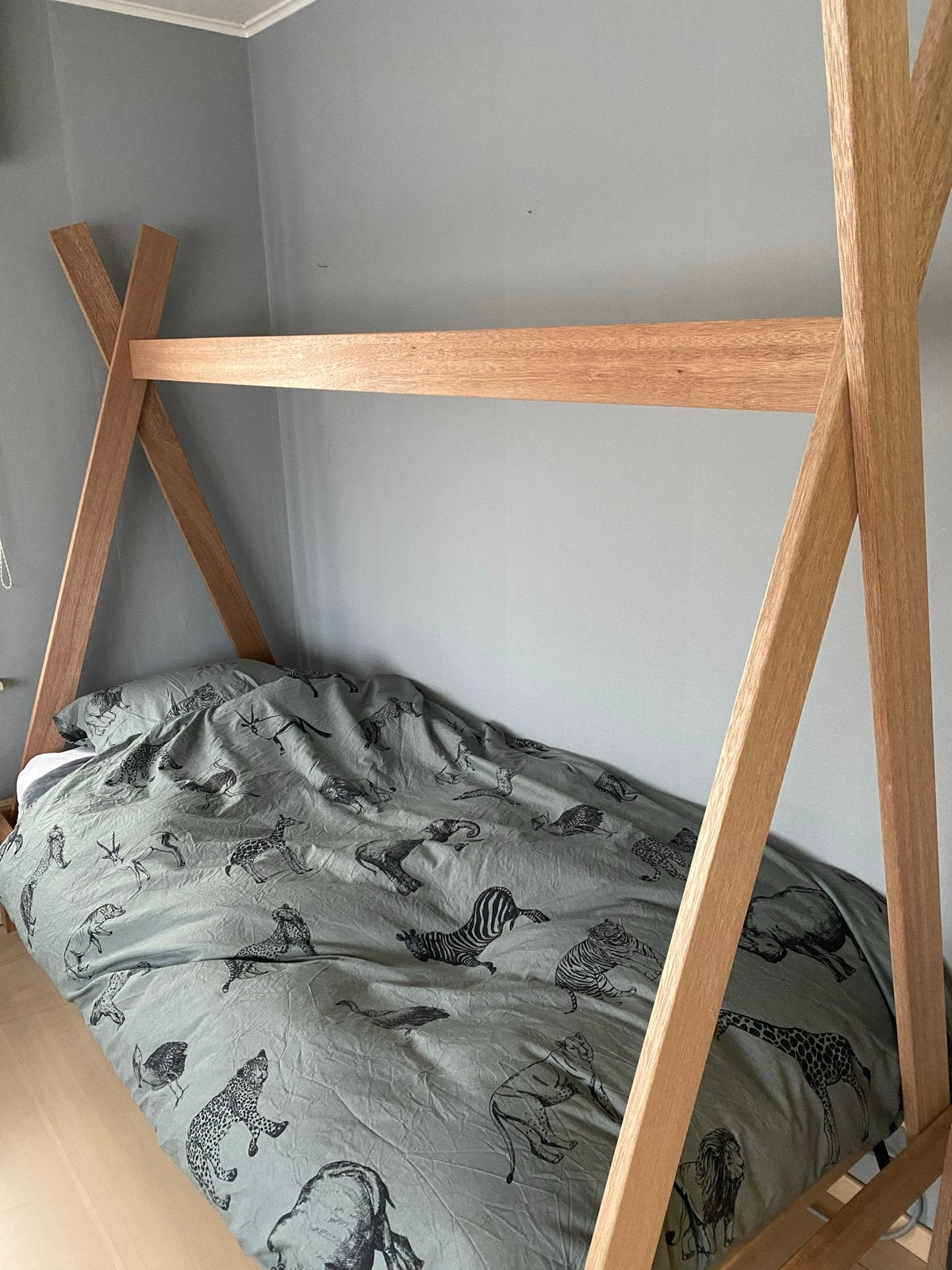 Tipi bed met matras nog in perfecte staat., Kinderen en Baby's, Kinderkamer | Bedden, Ophalen, Zo goed als nieuw, Lattenbodem