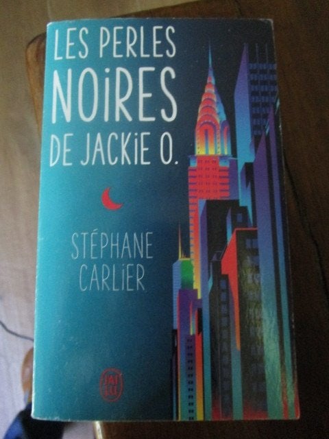 Livre "Les perles noires de Jackie O." Stéphane Carlier, Enlèvement ou Envoi, Utilisé, Belgique