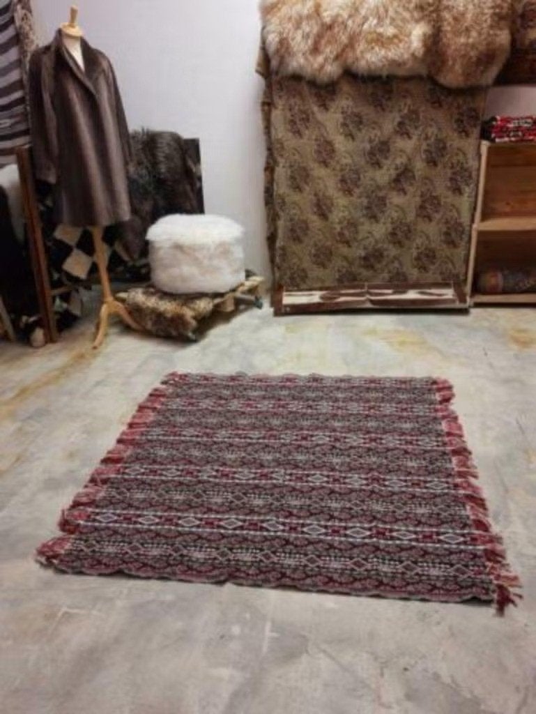 Kleed tafelkleed bordeaux rood grijs tweezijdig franje, Huis en Inrichting, Ophalen of Verzenden, Zo goed als nieuw, Tweezijdig