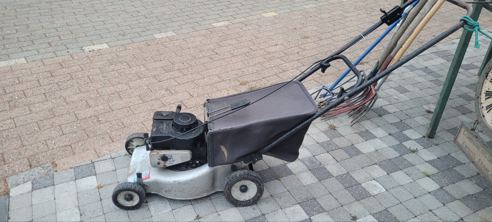 grasmaaier benzine, Ophalen