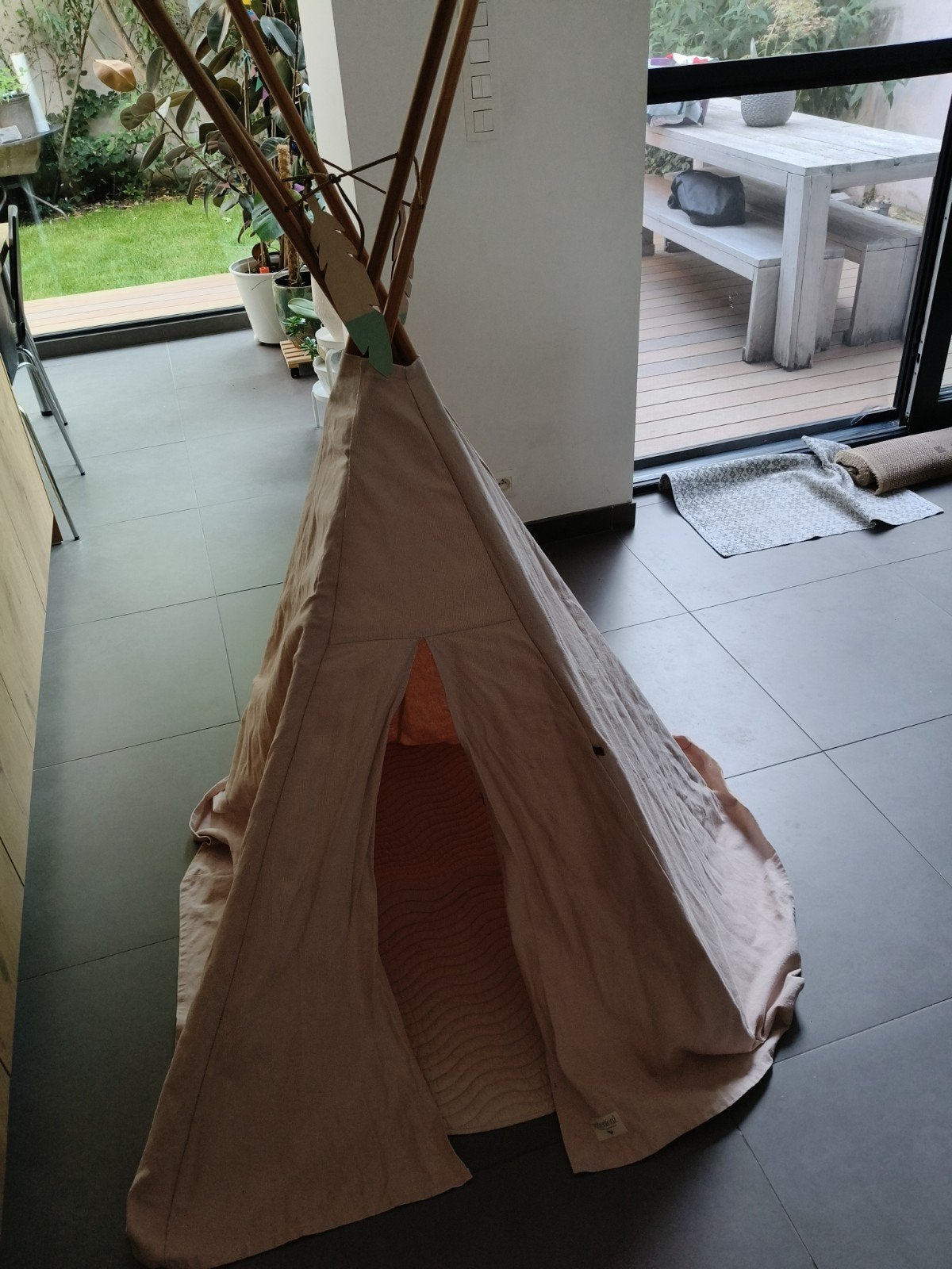 Tent Nobodinoz, Ophalen