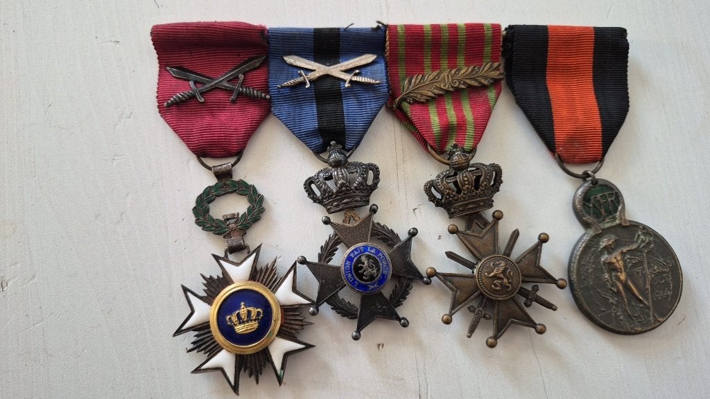 Barrette de 4 décorations militaires belges originales, Verzamelen, Militaria | Algemeen, Ophalen
