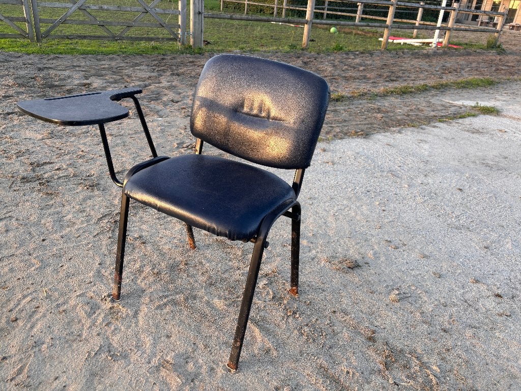 9 stapelstoelen: 7 met klaptafel (leer) + 2 blauw, Enlèvement, Cinq, Six Chaises ou plus, Utilisé, Cuir