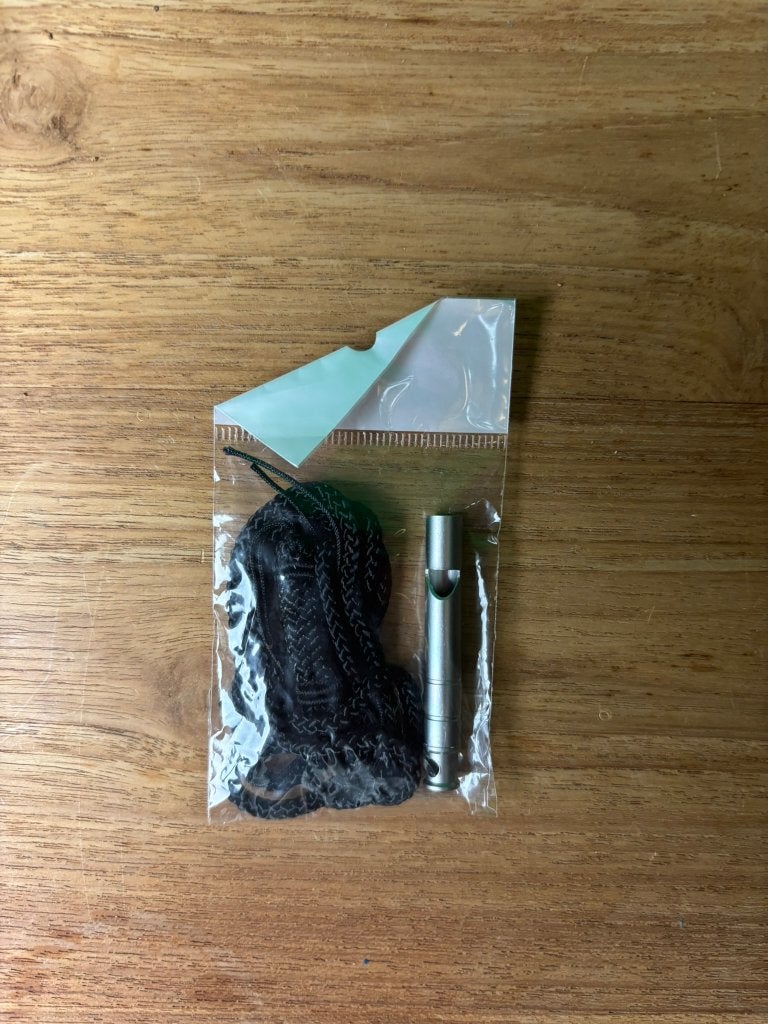 Metalen noodfluit met parakoord - nieuw, Caravans en Kamperen, Kampeeraccessoires, Ophalen of Verzenden, Nieuw