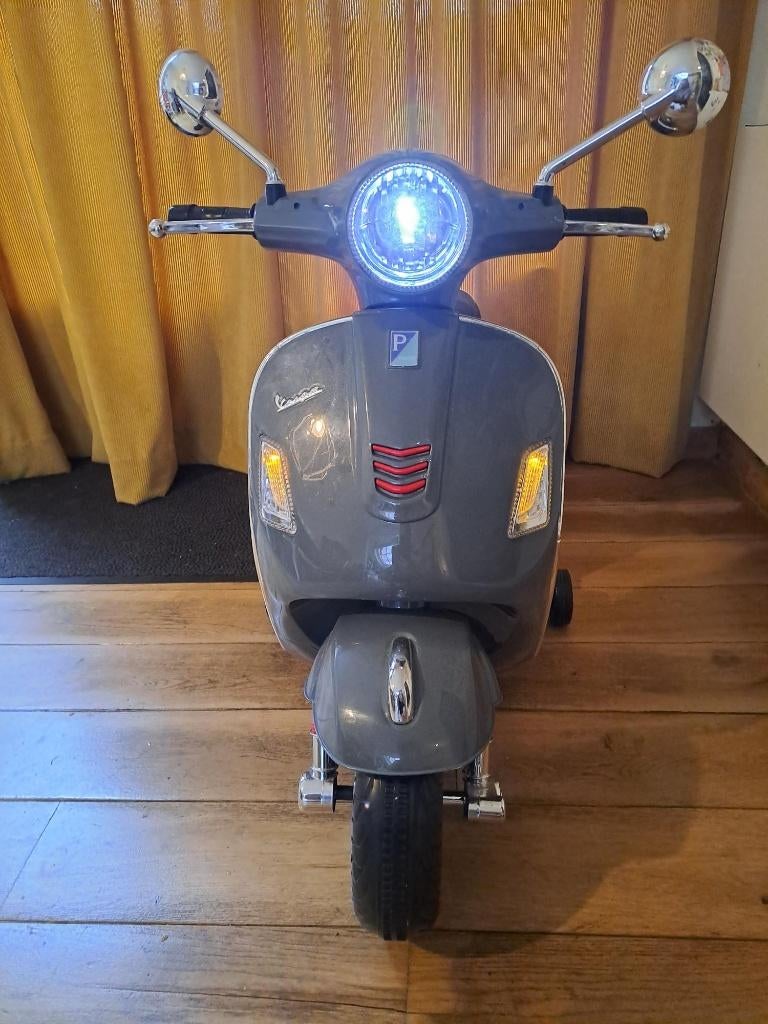 Elektrische kinderscooter Vespa te koop, Ophalen, Zo goed als nieuw