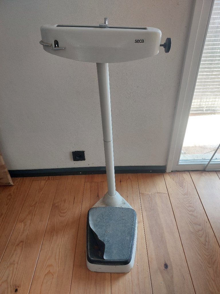 Vintage doktersweegschaal Seca, Ophalen, Gebruikt, 500 gram of grover, 100 kg of meer