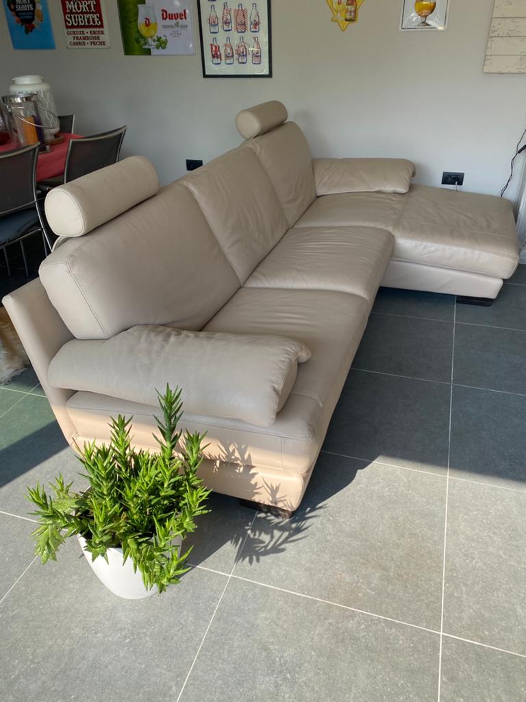 Natuzzi beige crème lederen zetel longchair en grote poef, Ophalen, Zo goed als nieuw