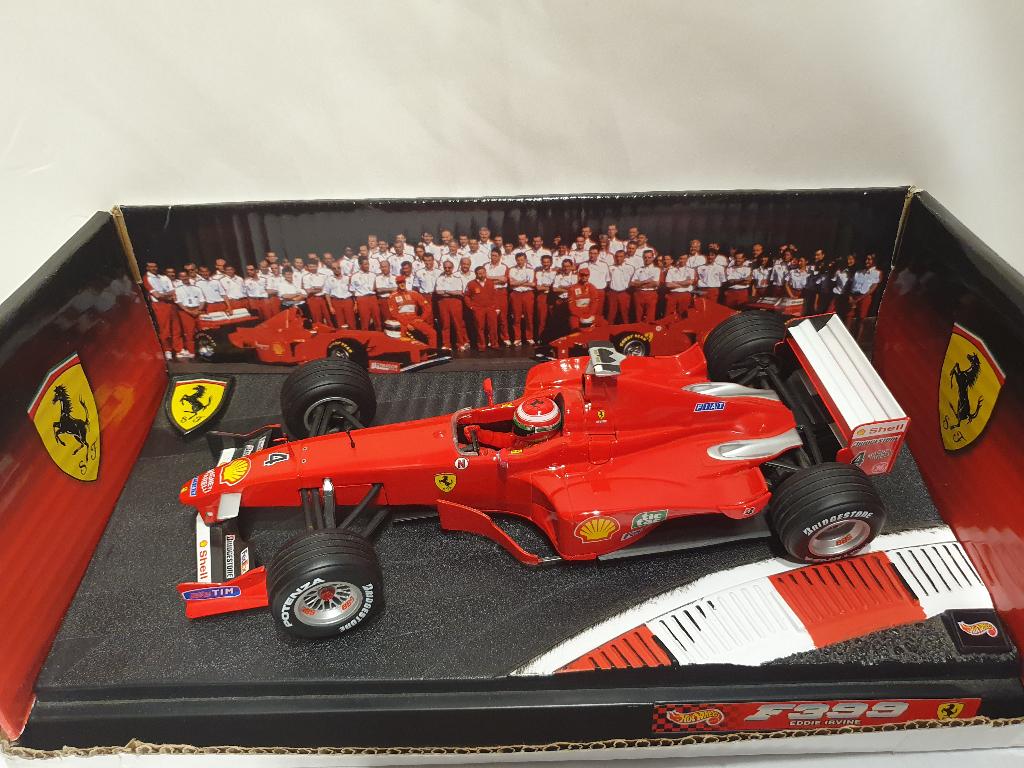 Eddie Irvine Ferrari F399 Hotwheels 1999 1:18, Enlèvement ou Envoi, Comme neuf, Voiture, Hot Wheels