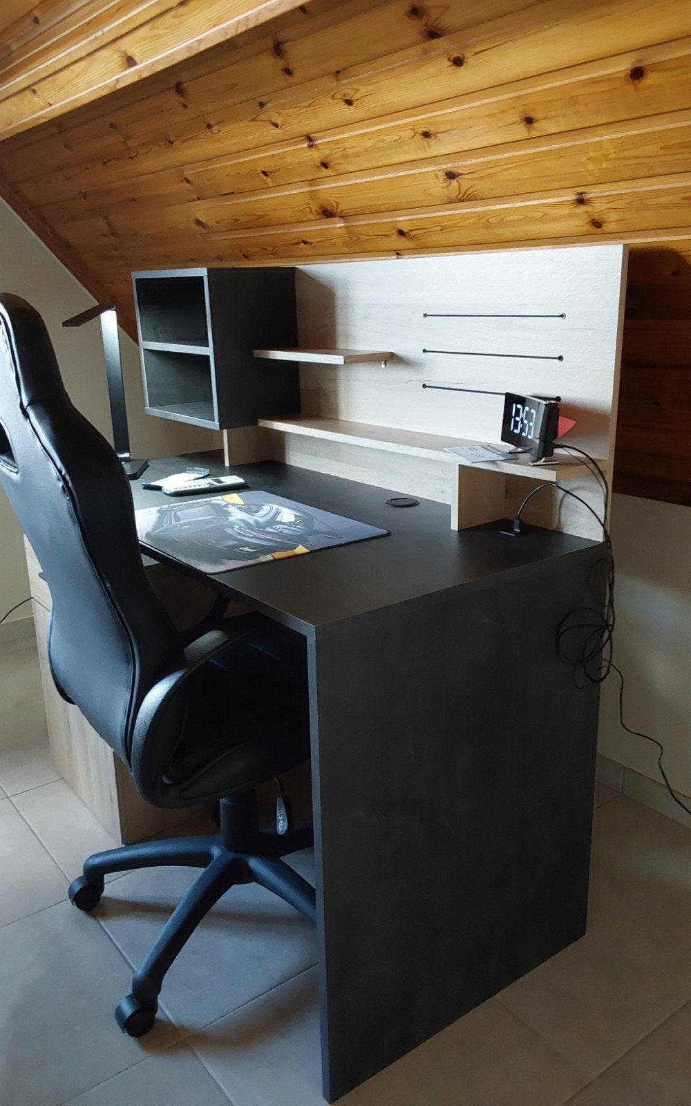bureau met bureaustoel in perfecte staat L122 B 60 H120, Ophalen, Spaanplaat of MDF, Opzetstuk, Zo goed als nieuw