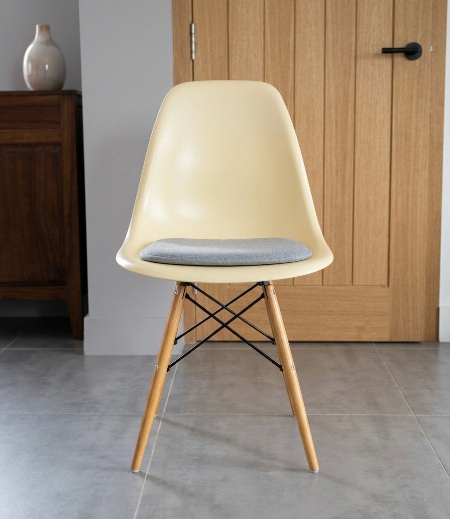 6x Eetkamerstoelen (Eames DSW look-a-like) + gratis kussens, Ophalen, Zo goed als nieuw
