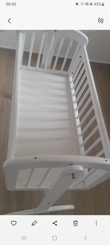 Lit bébé balançoire très propre avec matelas, Matelas