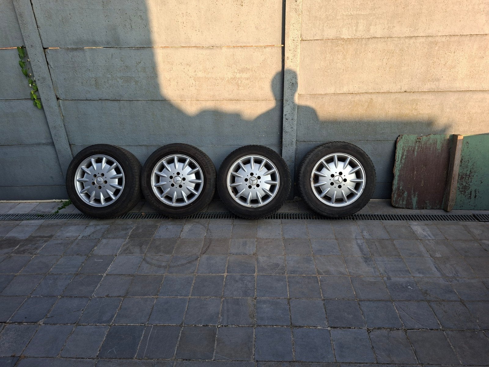 4 velgen Mercedes met band en lange wielbouten, Autos : Pièces & Accessoires, Pneus & Jantes, Pneus et Jantes, 215 mm, 16 pouces