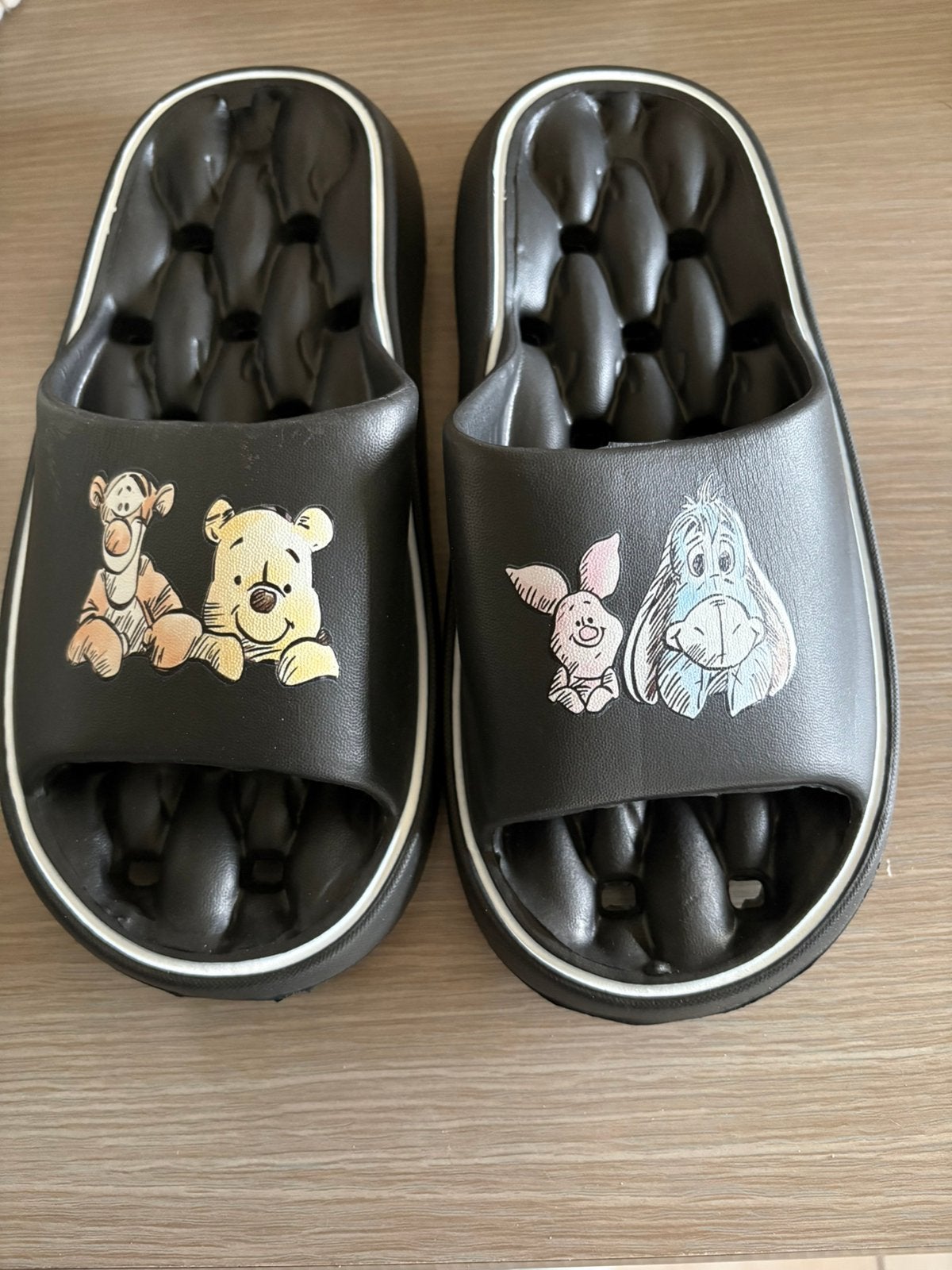 Claquettes winnie l’ourson, Enlèvement ou Envoi, Comme neuf, Noir, Sandales et Mûles