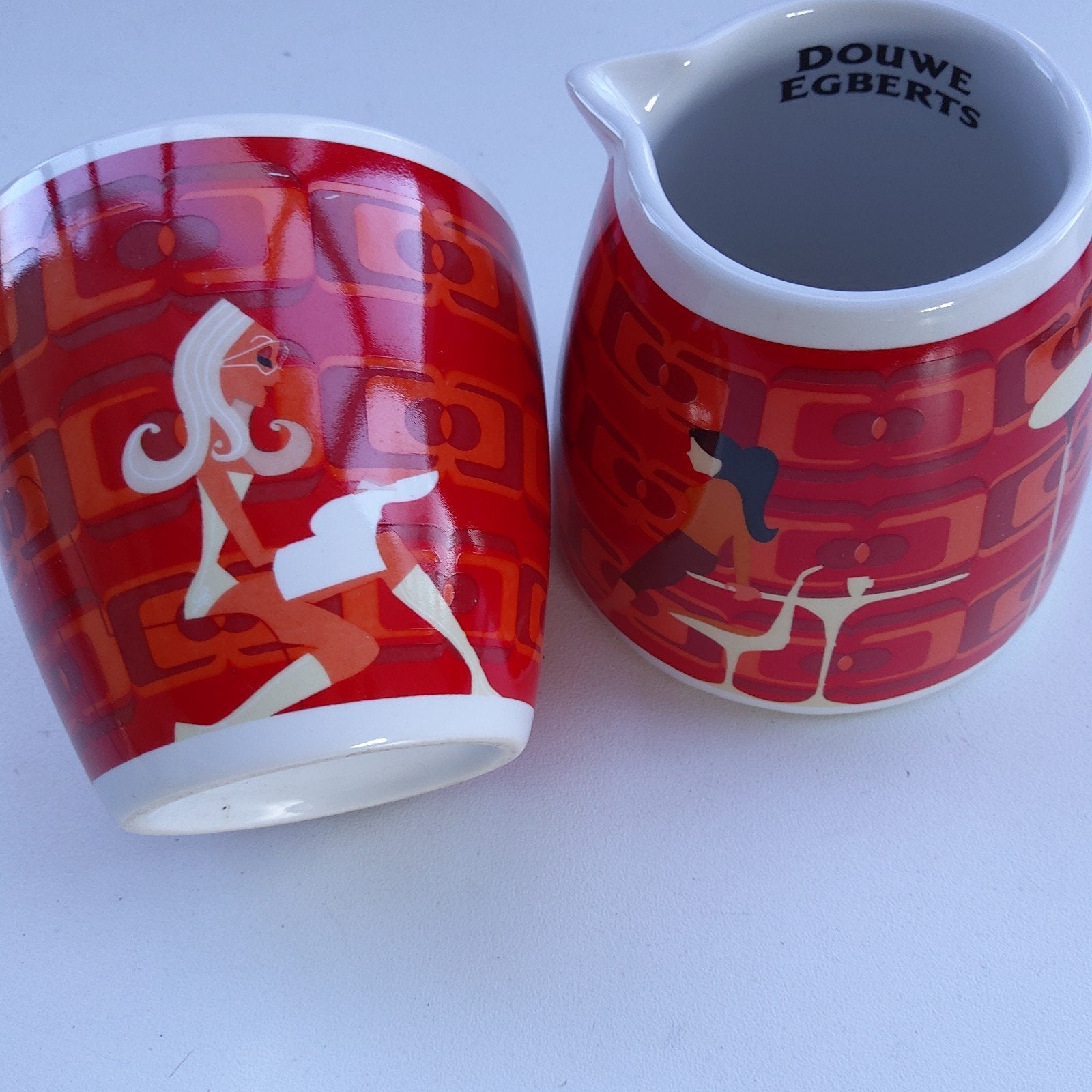 Melkkan en suikerpot "Douwe Egberts" Retrostijl., Maison & Meubles, Cuisine | Vaisselle, Enlèvement ou Envoi, Neuf, Céramique