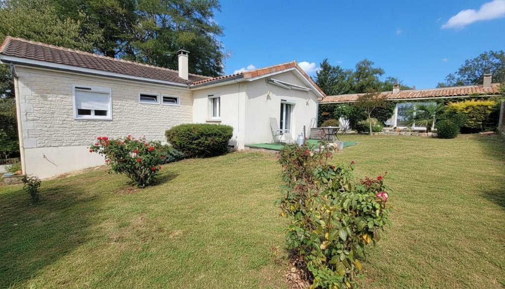 CHARENTE/PERIGORD UNE VUE QUI VA VOUS SÉDUIRE !, 110 m², Campagne, 3 pièces, France
