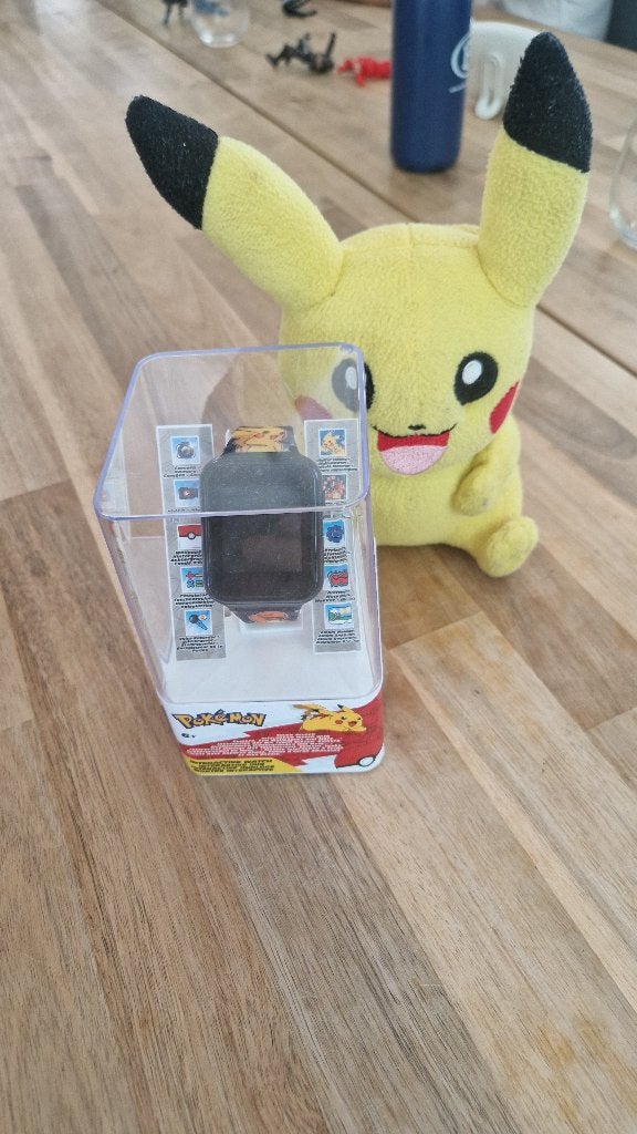 Pokémon Smartwatch + official Pikachu plush toy, Ophalen, Zo goed als nieuw