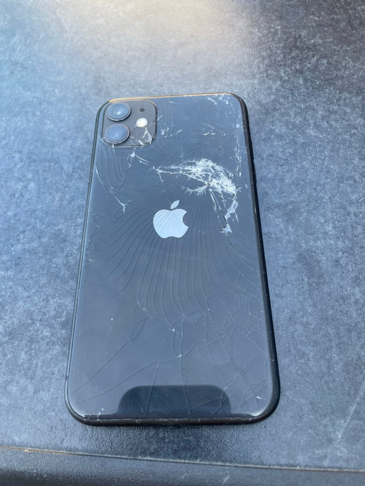 Iphone 11 - wel achterkant gebarste, Télécoms, Téléphonie mobile | Housses, Coques & Façades | Apple iPhone, Enlèvement, Comme neuf