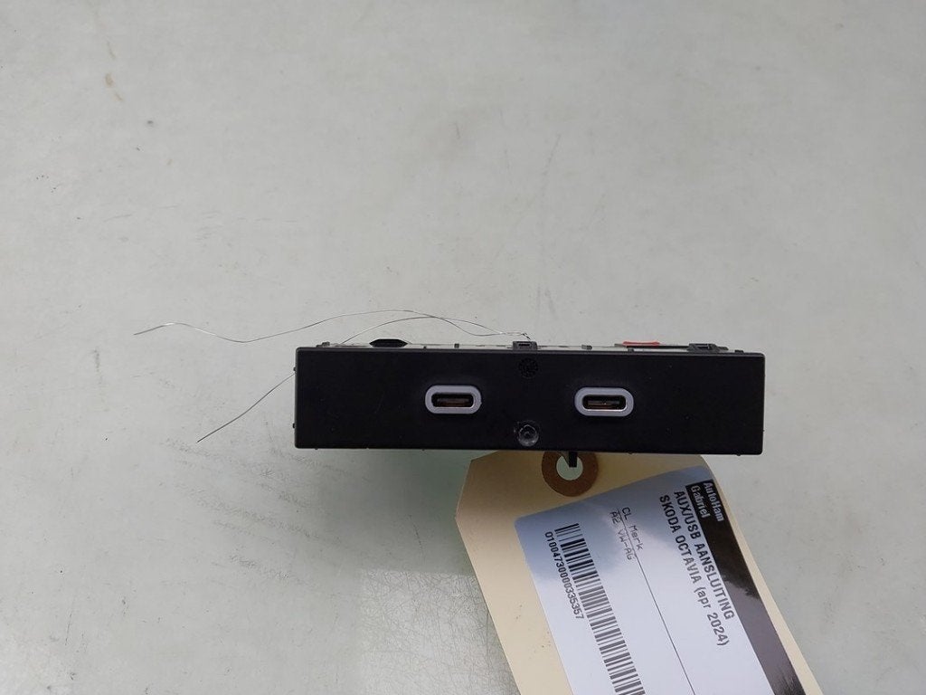 AUX/USB POORT Octavia Combi (NXAC) (|657035736|657035736A|), Gebruikt, Info@skoda-auto.de, Skoda, Max-Planck-Straße  3-5
64331  Weiterstadt, DE