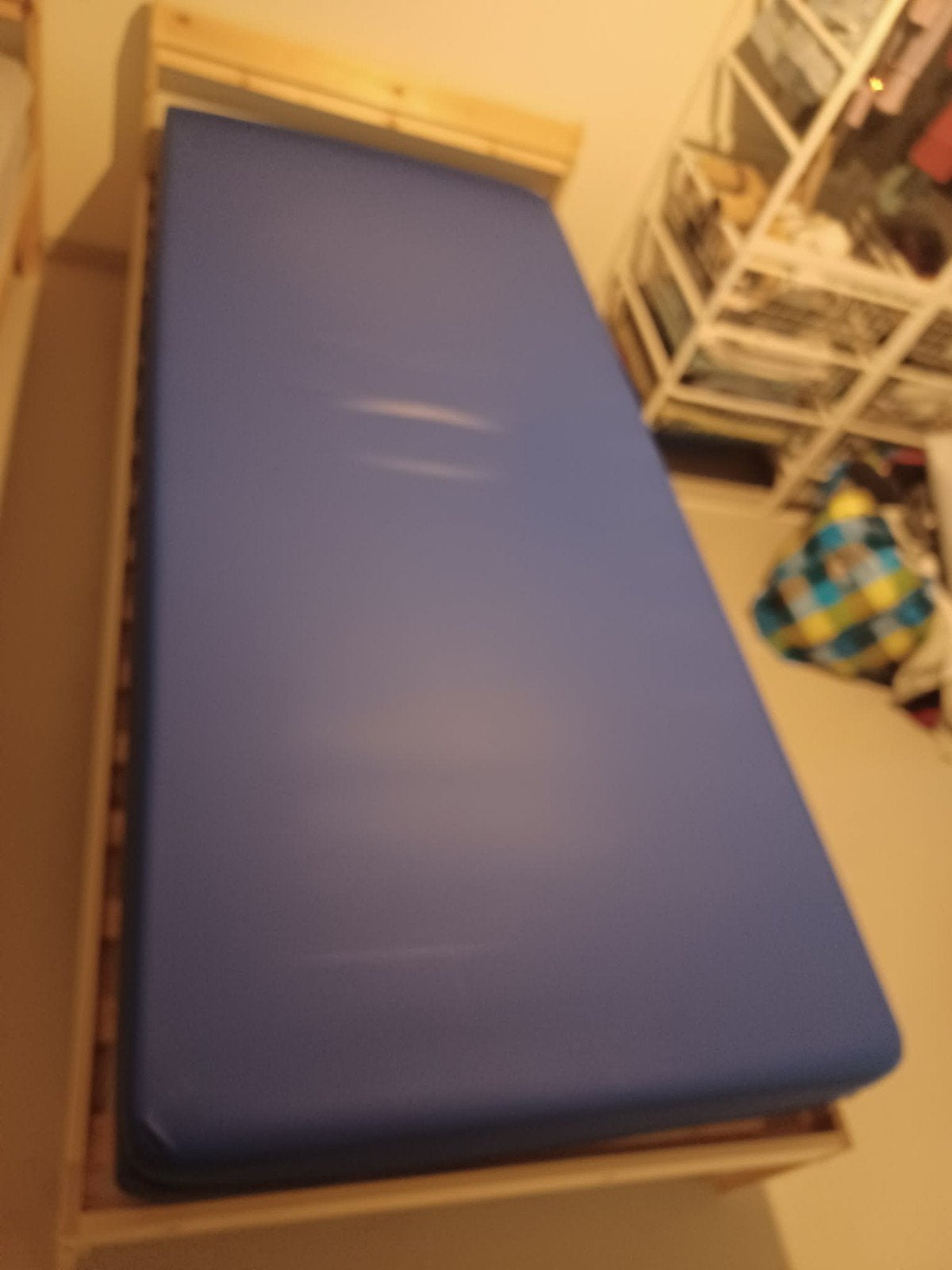 Lit ikea avec matelas medicale, Huis en Inrichting, Slaapkamer | Matrassen en Bedbodems, 90 cm, Eenpersoons, Zo goed als nieuw