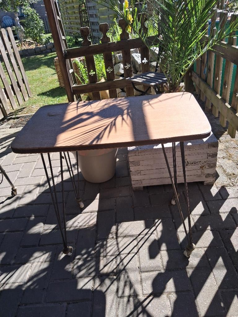 Oude tv tafel op wieltjes, Huis en Inrichting, Ophalen, Minder dan 55 cm, Gebruikt, Vintage