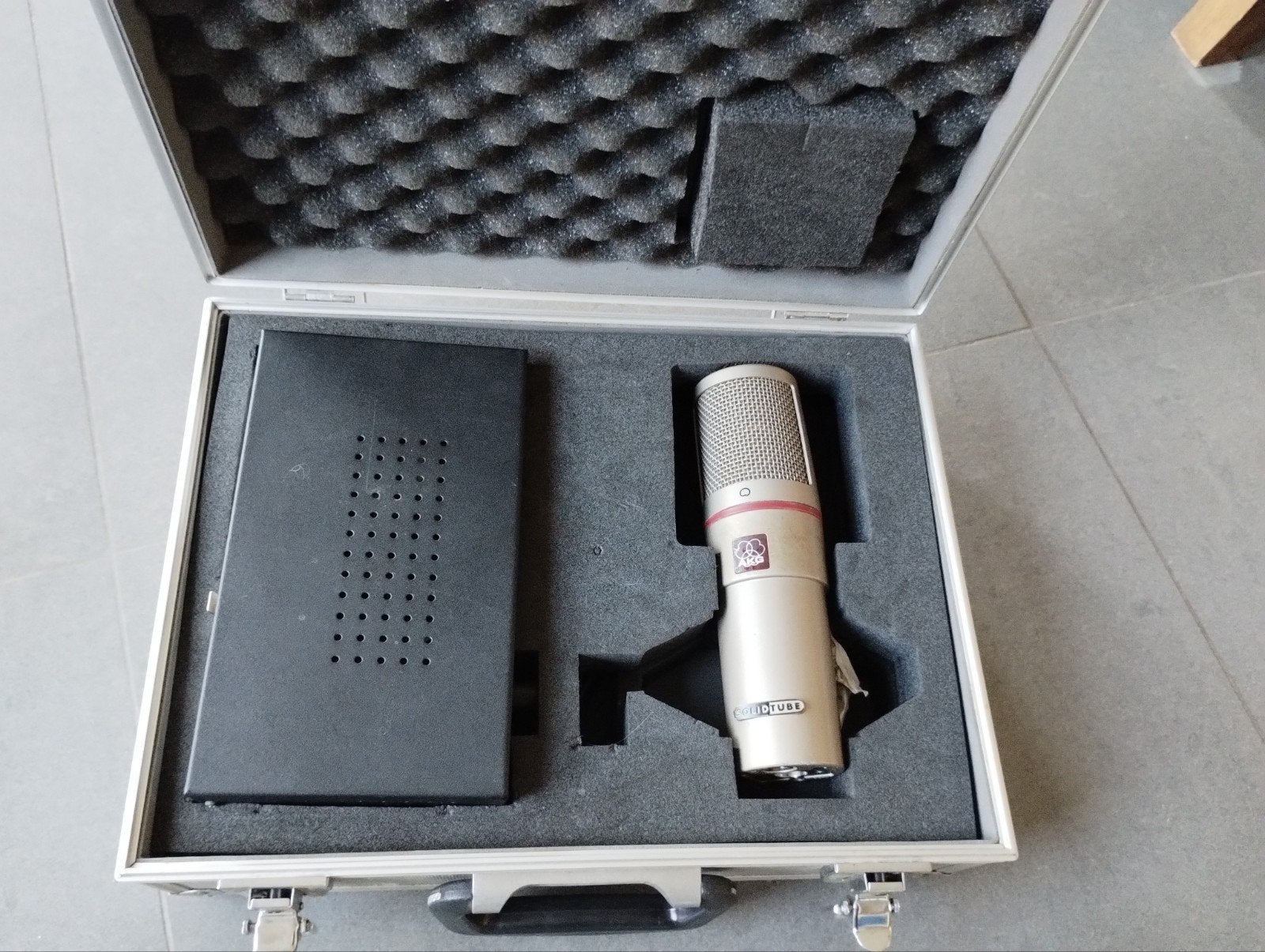 Microphone de studio à condensateur à tube solide AKG, Musique & Instruments, Microphones, Enlèvement ou Envoi, Micro studio