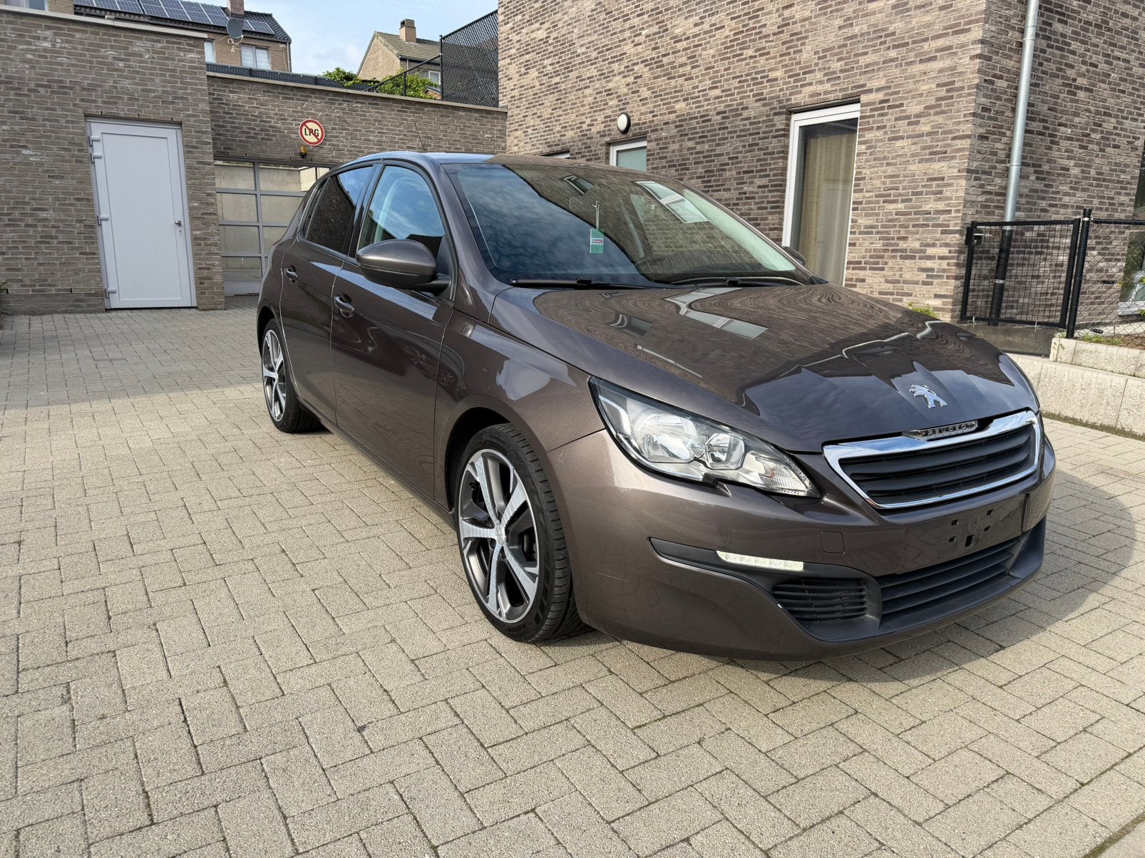 Peugeot 308 1.2benzine (2014) — 137.000 km — Gekeurd vvk, Voorwielaandrijving, Euro 5, Stof, Zwart