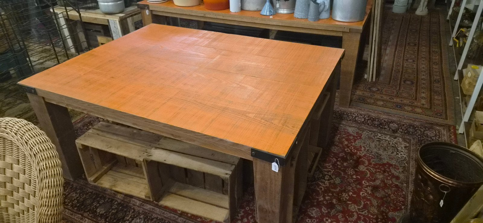 Robuuste houten eettafel met metalen hoekstukken, Ophalen, Hout, ., .