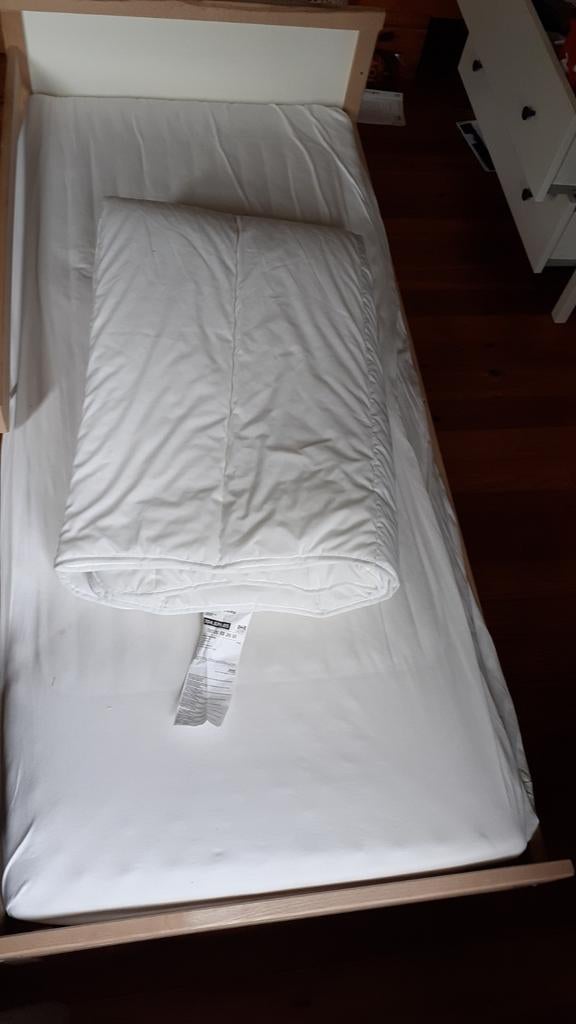 Lit enfant avec matelas, protége matelas et couette