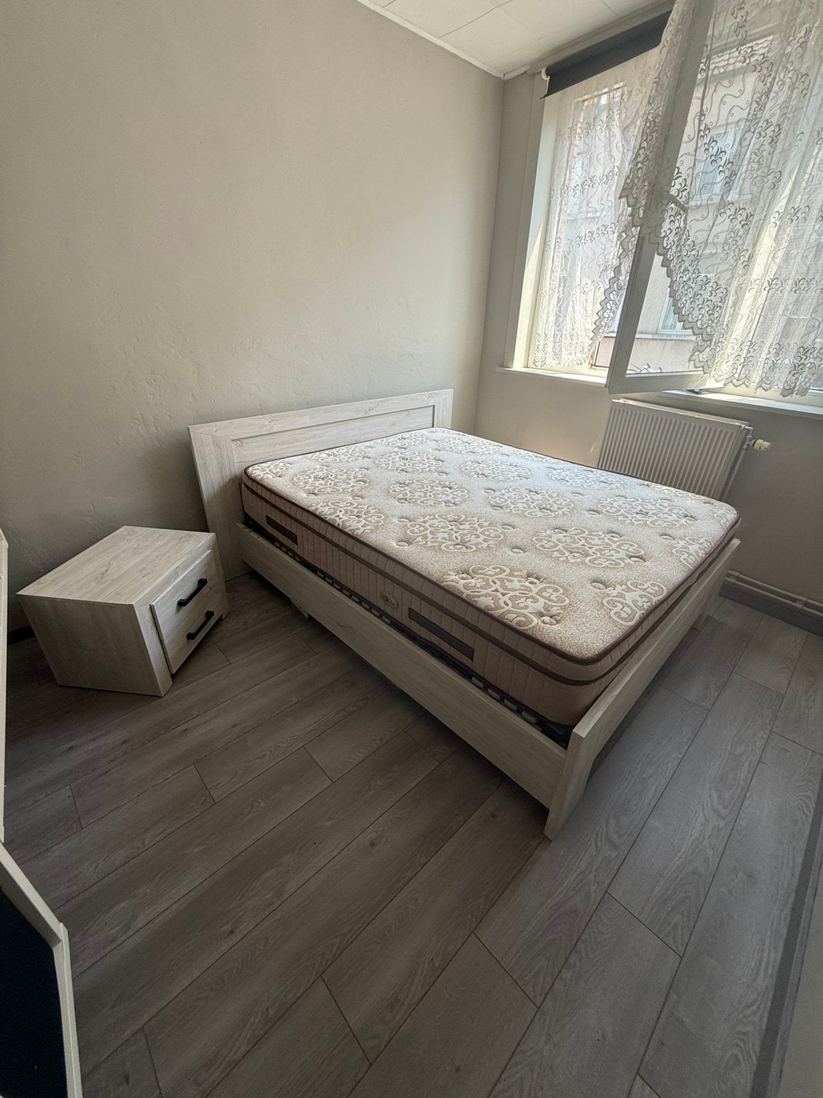 2 PERSOONSE BED EN MATRAS EN NACHTKASTJE, Enlèvement, Utilisé, Deux personnes