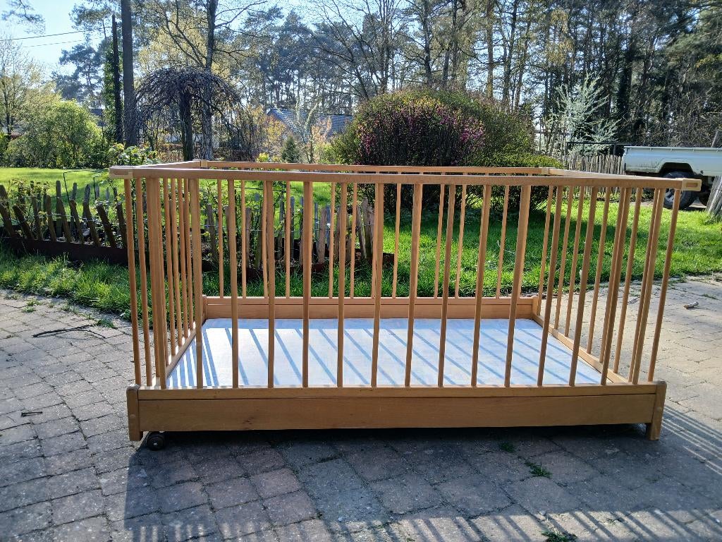Parc bébé en bois 144x98cm, Enfants & Bébés, Parcs, Enlèvement, Utilisé, Rectangulaire, Roulettes