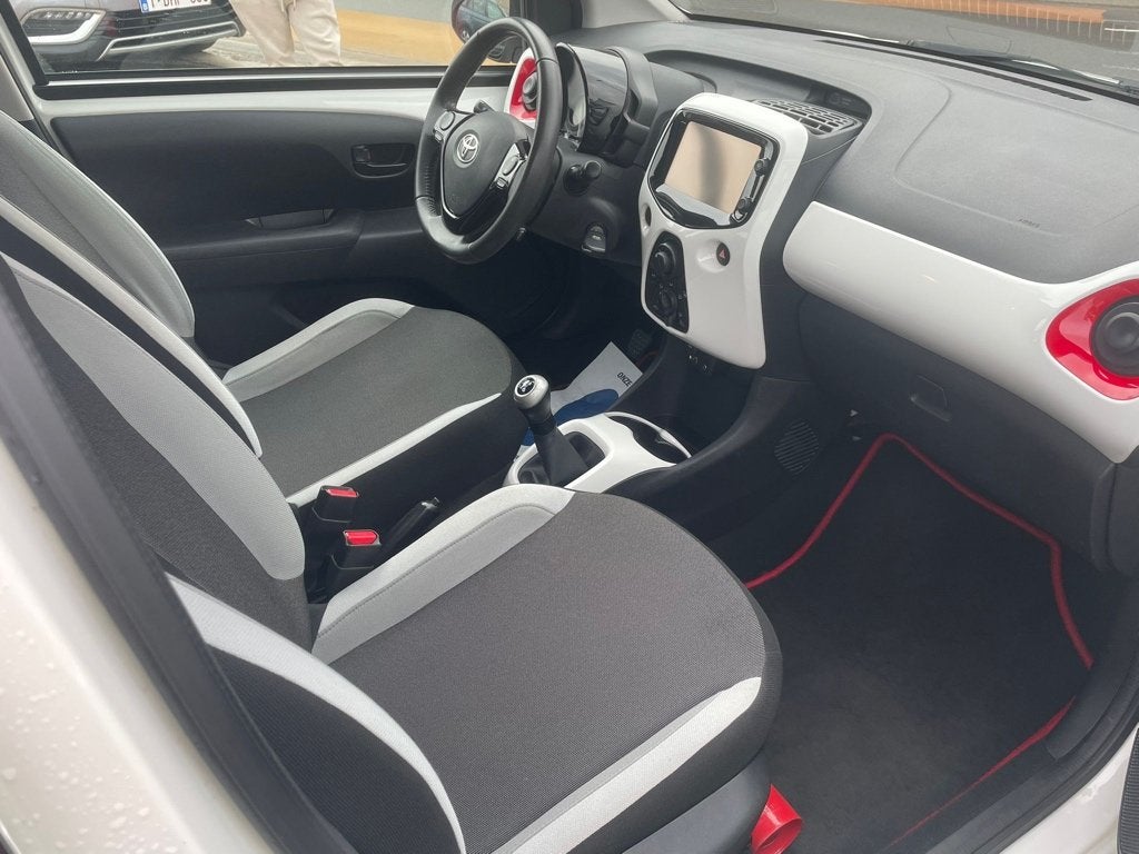 Toyota Aygo 1.0 benzine van 01/2015 met 112000km!, Auto's, Toyota, Voorwielaandrijving, Stof, Zwart, Wit