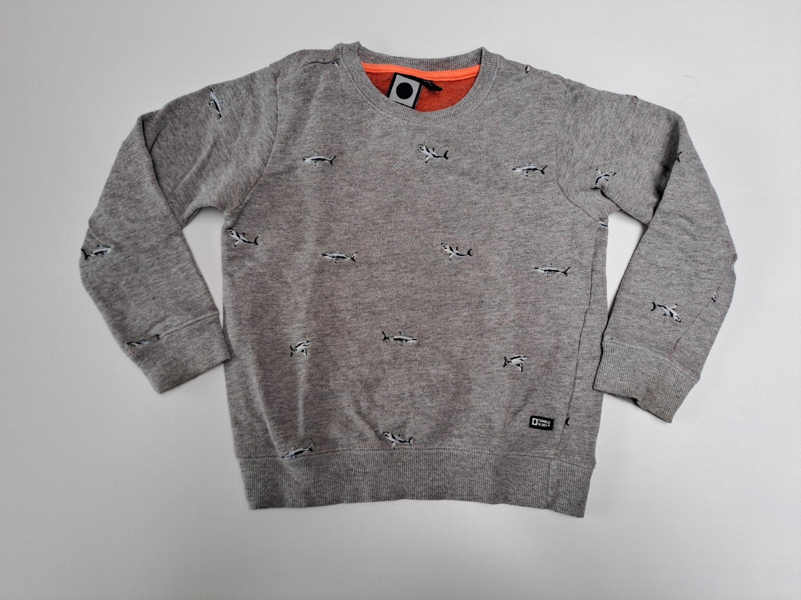 Mt 110 Grijze sweater met geborduurde haaien, Kinderen en Baby's, Gebruikt, Trui of Vest, Ophalen of Verzenden, Tumble 'n dry